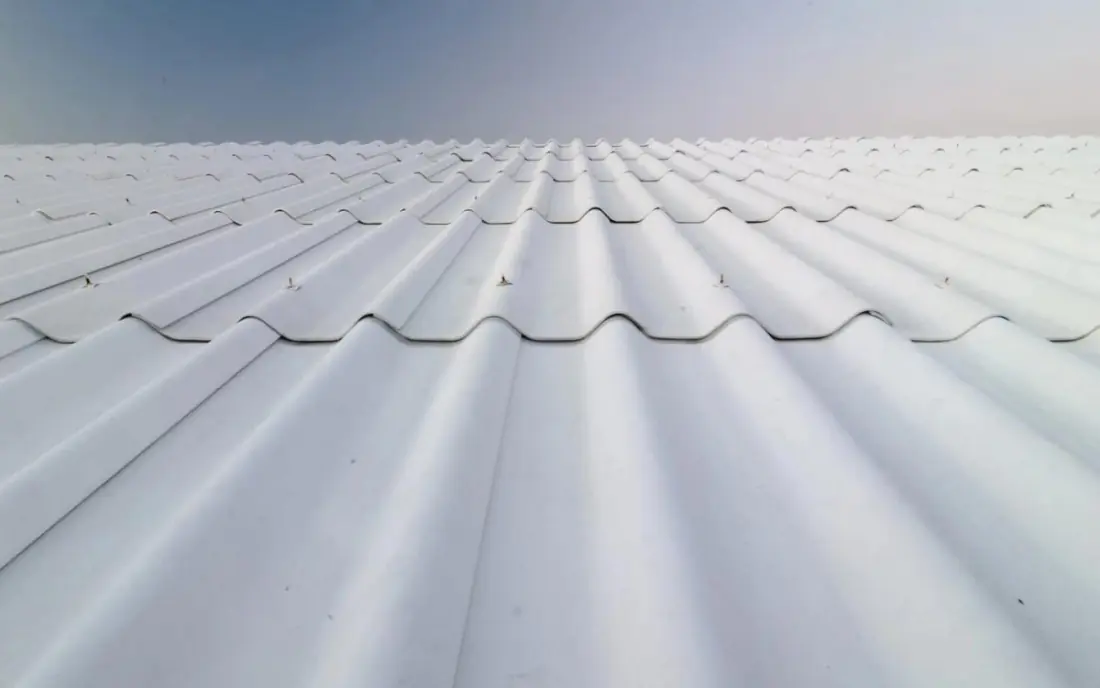 Новая краска для крыш блокирует 97% солнечного света и поглощает влагу из воздуха
